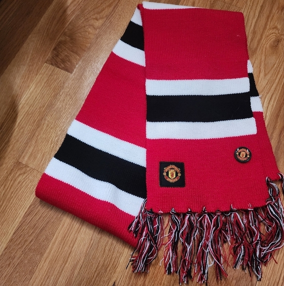 EE - Manchester United Winter Scarf - Picture 1 of 3